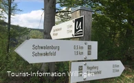 Wanderschilder und Wegweiser an der Schwalenburg