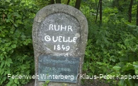 Gedenkstein mit der Aufschrift Ruhrquelle 1849