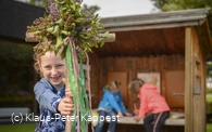 Kind mit Pilgerkreuz auf dem Kinderpilgerweg