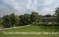 kurgarten-willingen-wiese-halle-paavo-blåfield.jpg