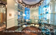 Hufeisenvitrine mit scheinbar schwebenden Exponate
