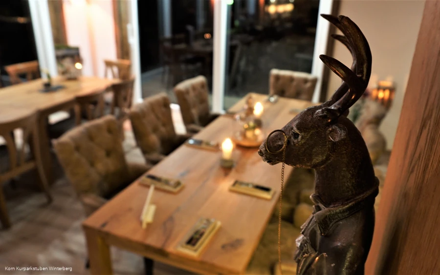 Ein mit Servietten und Besteck eingedeckter Holztisch in einem Restaurant.