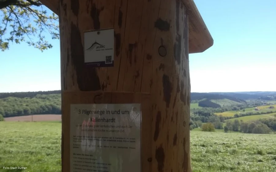 Stele aus Lärchenholz am Pilgerweg