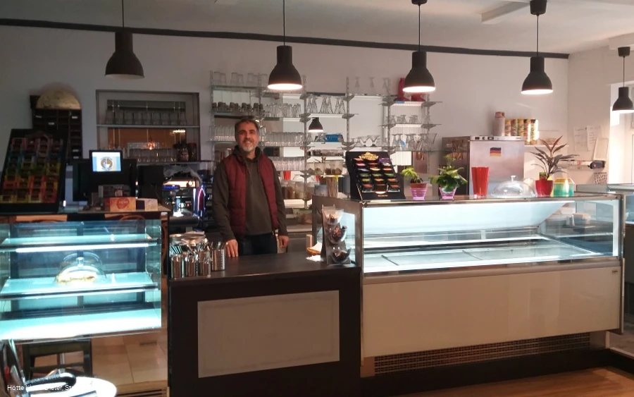 Innenansicht mit Cafébesitzer Innenansicht mit Cafébesitzer