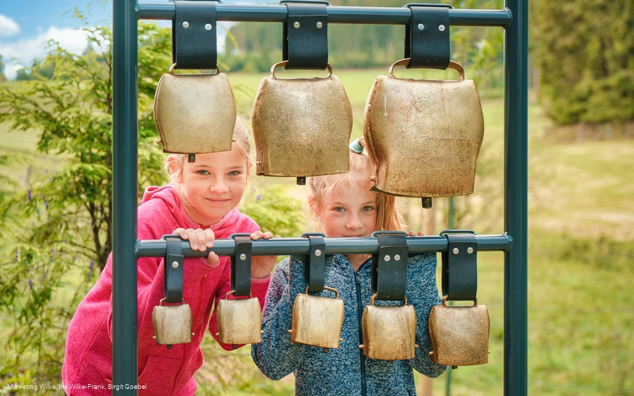 Kinder am Kuhglockenspiel auf dem Milch-Erlebnispfad Usseln Kinder am Kuhglockenspiel auf dem Milch-Erlebnispfad Usseln