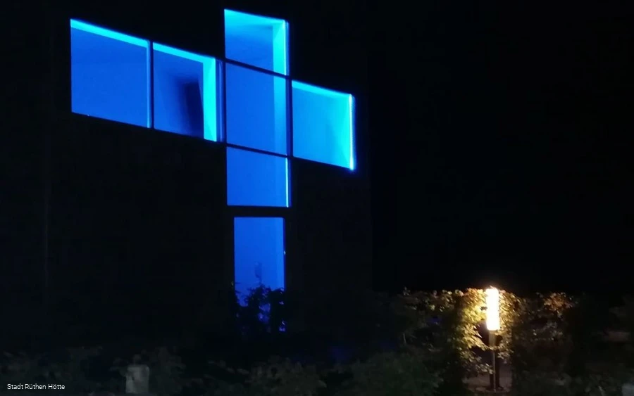 Illuminierte Kapelle St.Georg bei Nacht