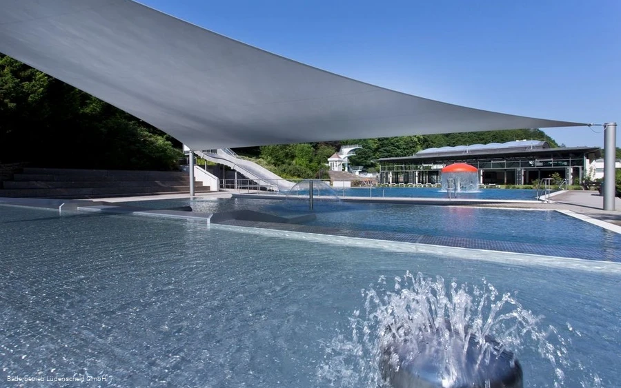 Becken im Außenbereich des Familienbades Nattenber