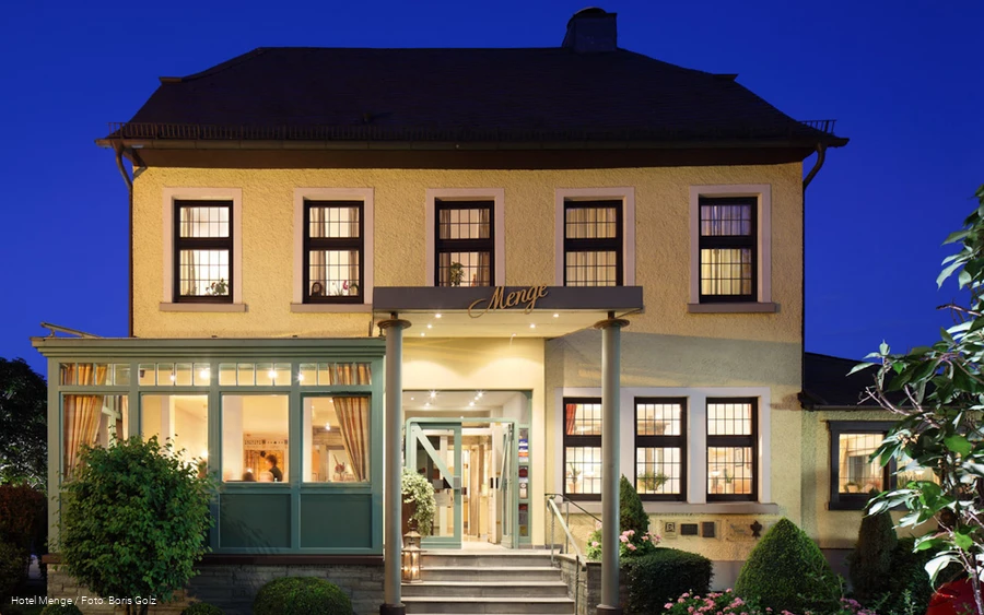 Hotel Menge Außenansicht