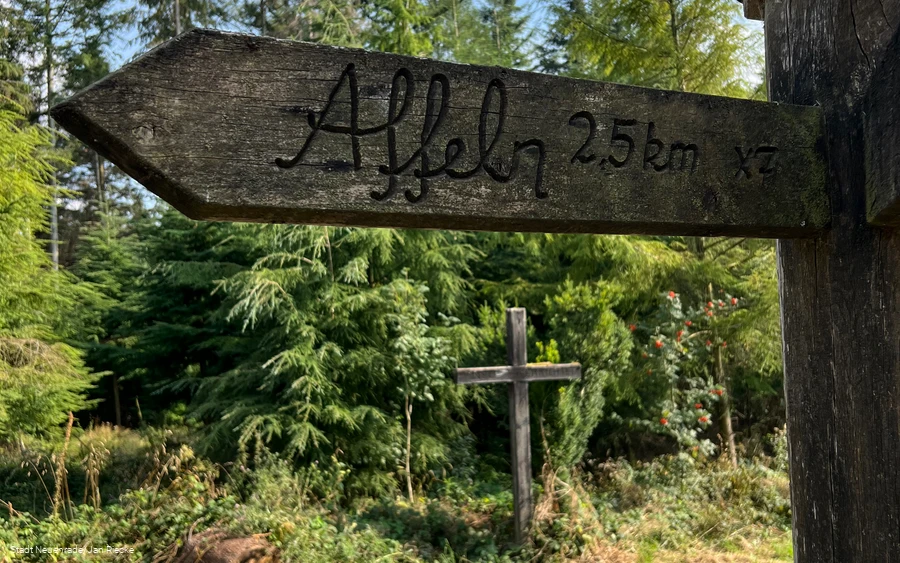 Schwarzes Kreuz  und  Wegweiser nach Affeln