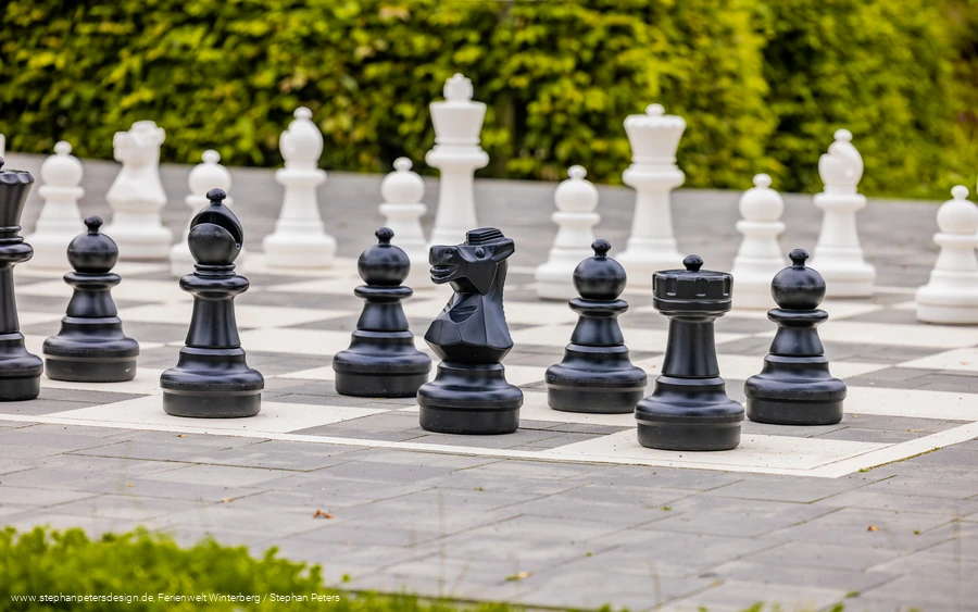 Ein großes, ins Pflaster integriertes Schachspiel.