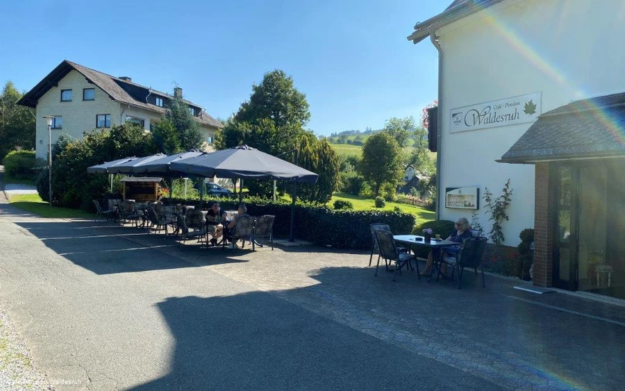 Cafe-Pension Waldesruh Eingang Terrasse.jpg Cafe-Pension Waldesruh Eingang Terrasse.jpg
