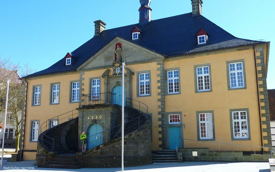 Historisches Rathaus mit Rundbogentreppe