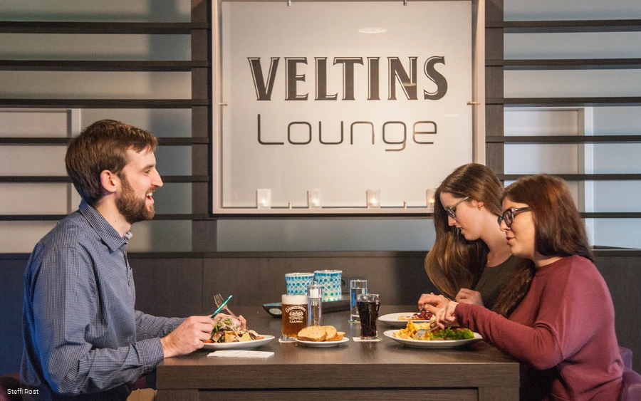 A group eats in the Veltins Lounge at the Oversusms in Winterberg.