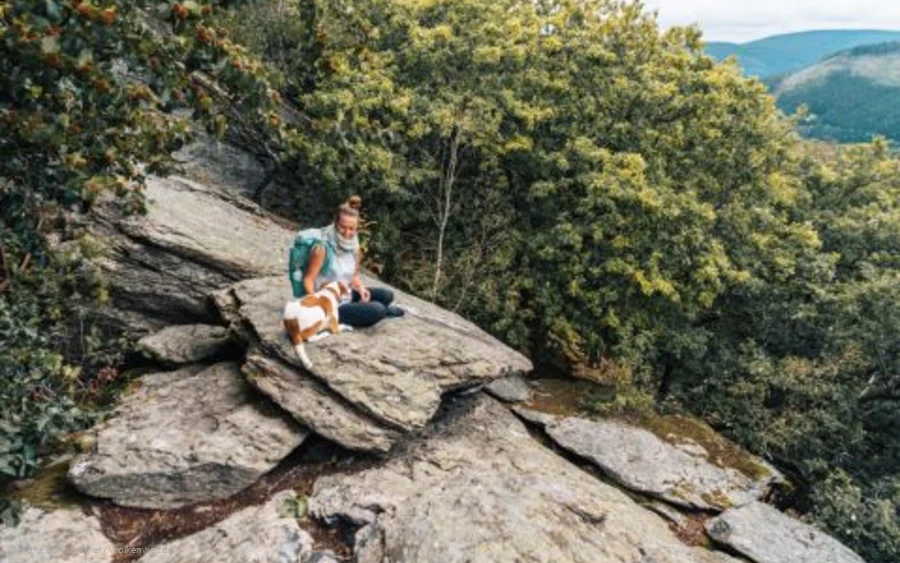 Wolkenweit-Simone-Schwerdtner Simone Schwerdtner mit Hund am Aussichtspunkt