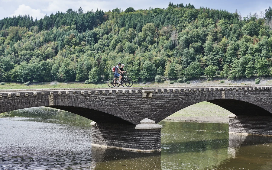 Radfahrer auf der Aseler Brücke
