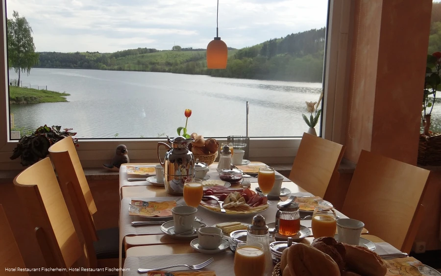 Seeblick vom Gastraum aus - © Hotel Restaurant Fischerheim