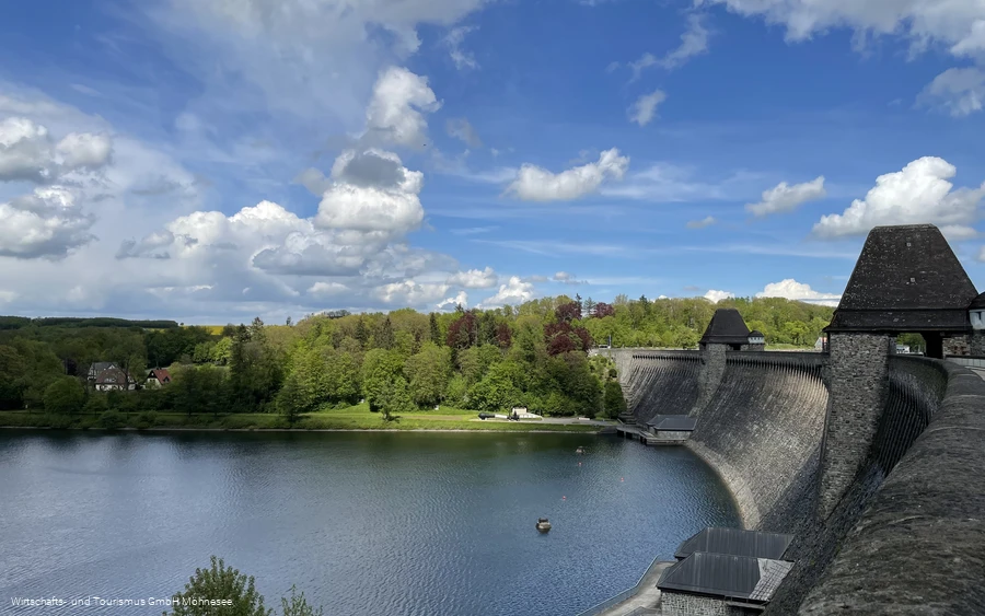 Staumauer Möhnesee mit Ausgleichsweiher Staumauer Möhnesee mit Ausgleichsweiher