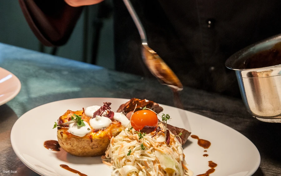 Küchenchef richtet an Zubereitung eines Gerichts in der Küche des Oversums in Winterberg.