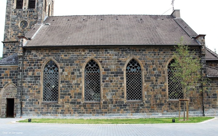 Seitenansicht der historischen Kirche Seitenansicht der historischen Kirche