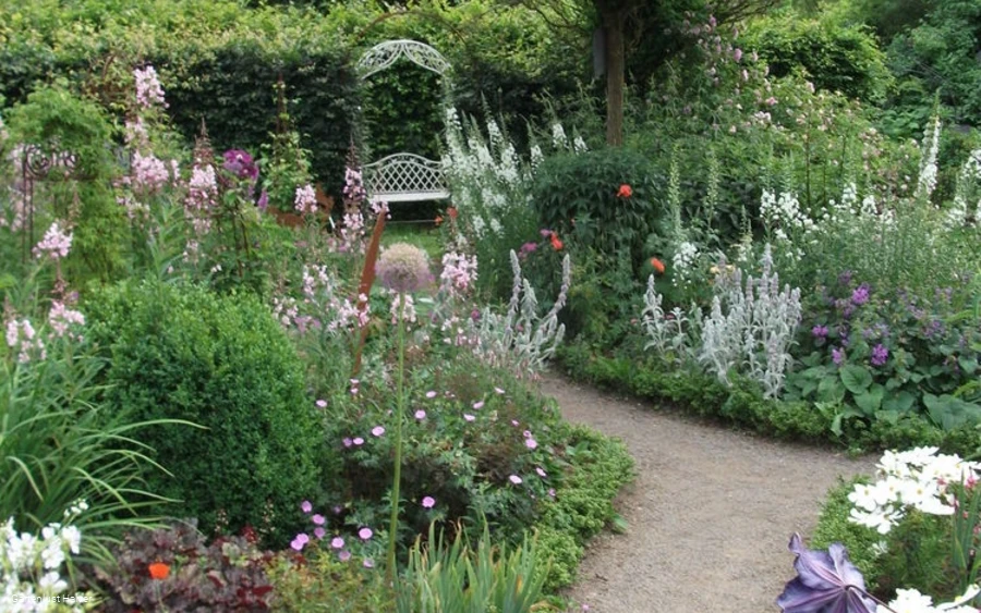 Kleine Wege schlängeln sich durch die Anlage