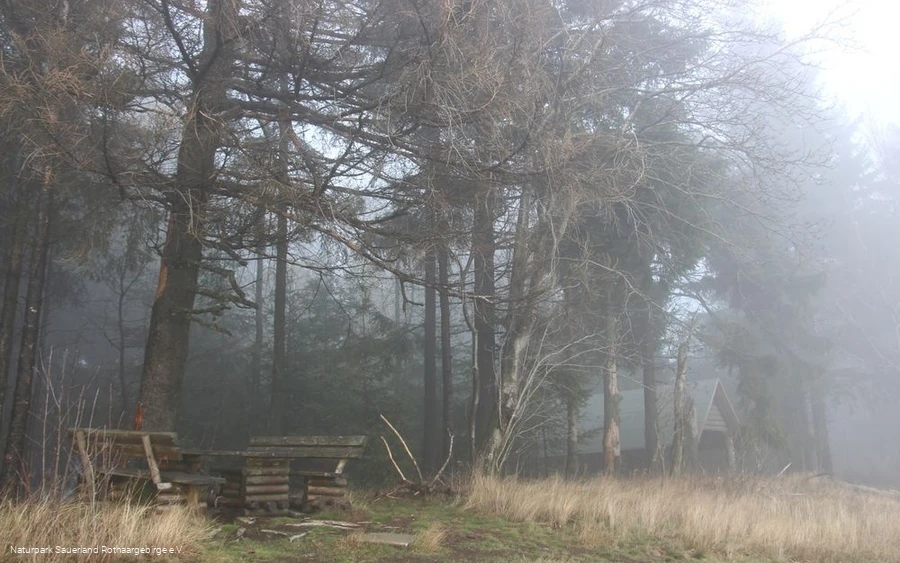 Unweit der Schutzhütte findet der Wanderer einen R