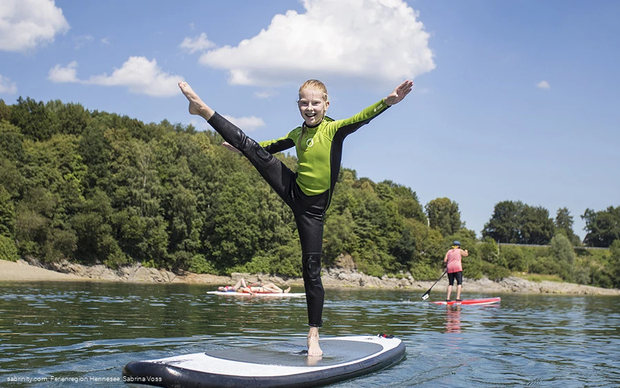Mädchen auf einem SUP am Hennesee