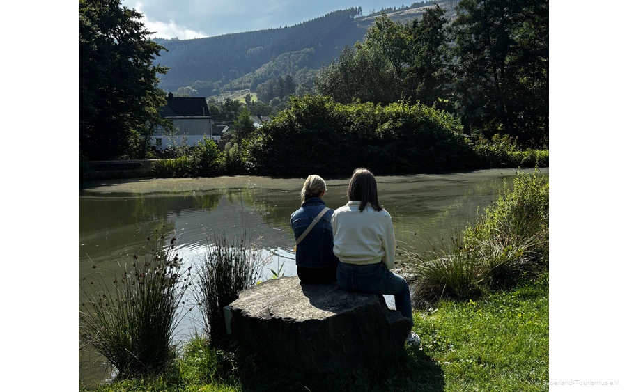 TalVITAL Zwei Personen entspannen im Kurpark TalVITAL in Saalhausen