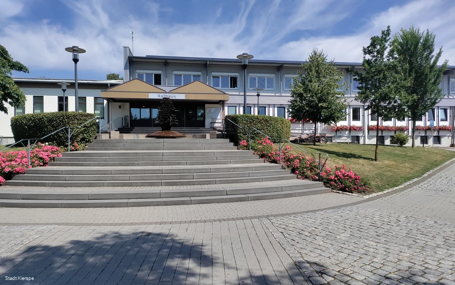 Treppenaufgang zum Eingang Rathaus