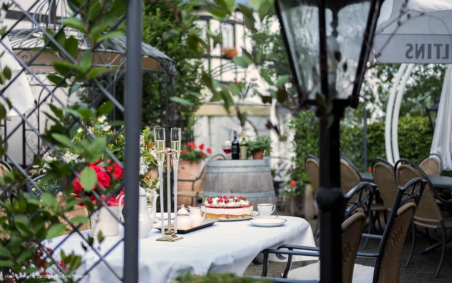 Tisch gedeckt im Biergarten