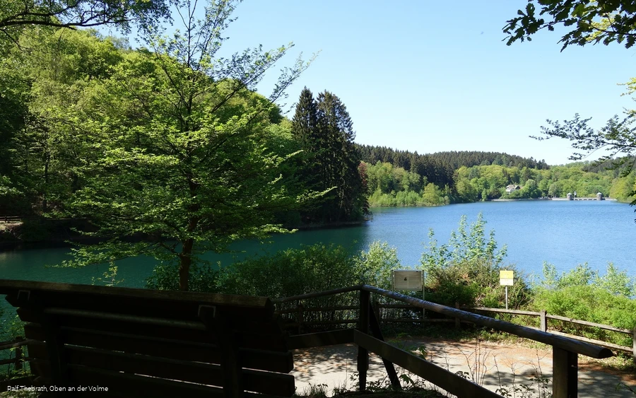 Zahlreiche Bänken und auch Waldsofas begleiten den Wegeverlauf