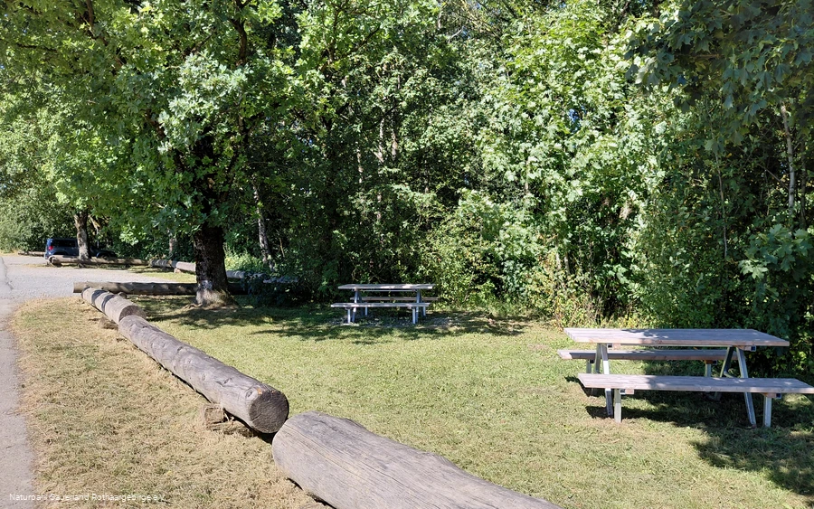 Rastmöbel am Wanderparkplatz Streu
