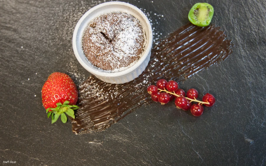 Voedsel bereiden in de keuken van Oversum in Winterberg.