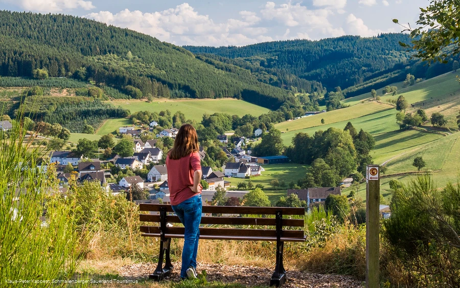Ruhebank mit Panoramablick auf das Bundesgolddorf Oberhenneborn