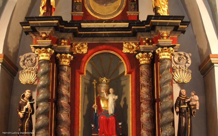 Sendschotter Kapelle vertikal Innenraum.JPG Sendschotter Kapelle vertikal Innenraum.JPG