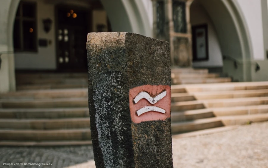 Basaltsäule mit Rothaarsteig-Logo vor dem Rathaus Brilon