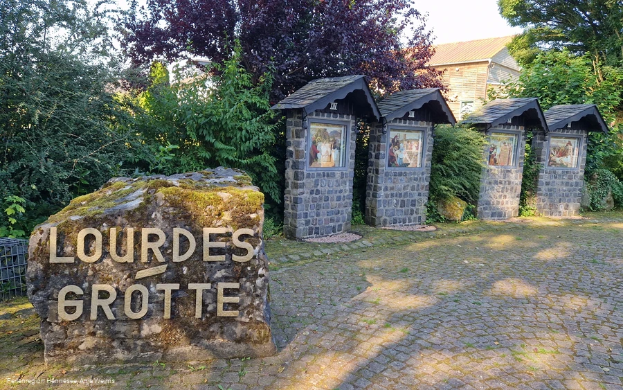 Lourdes-Grotte Kreuzweg.jpg
