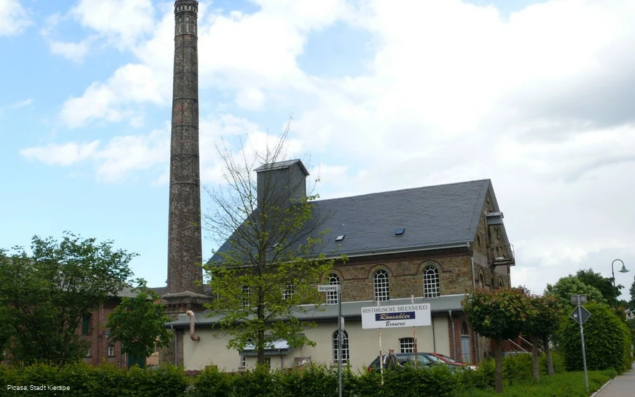 Das Gebäude der historischen Brennerei und Sitz de