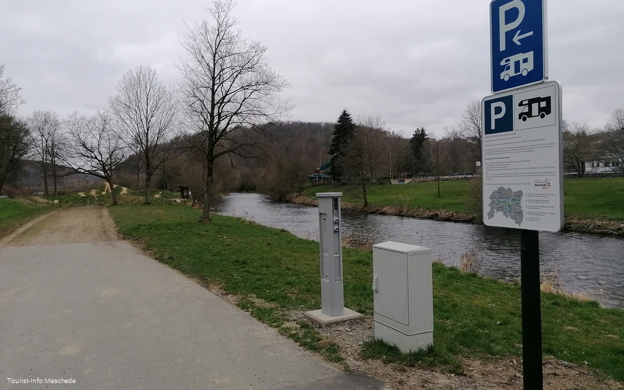 schild Womosp mit Stromsäule.jpg schild Womosp mit Stromsäule.jpg