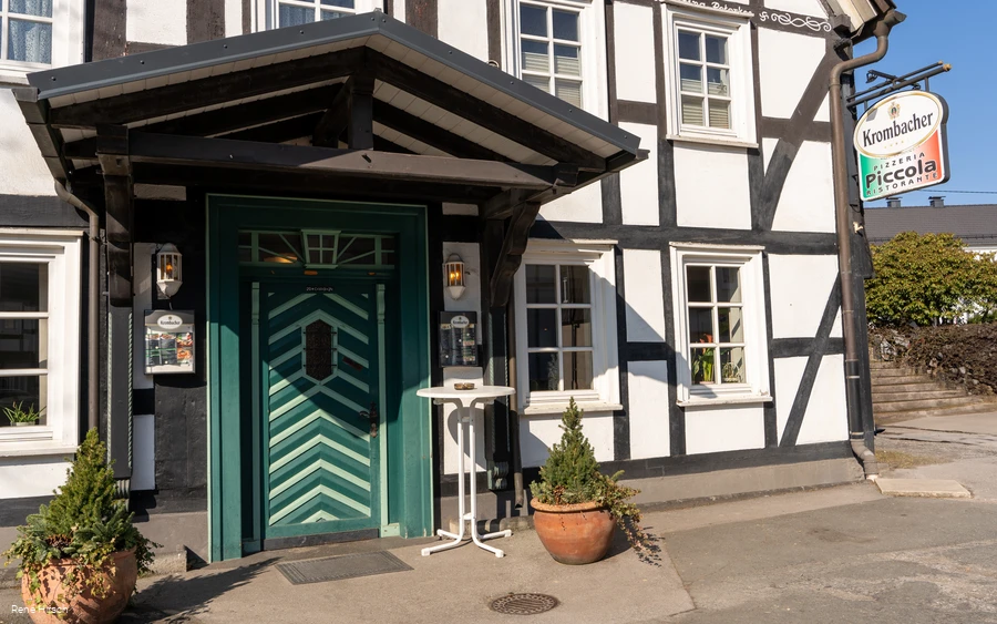 Eingang Pizzeria Piccola in Welschen Ennest