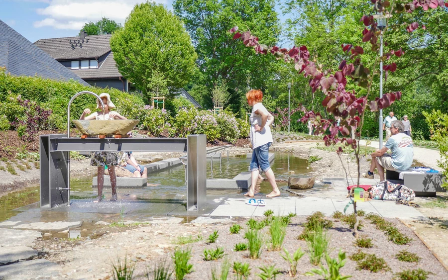 Een gezin in het waterbad in de TalVITAL.