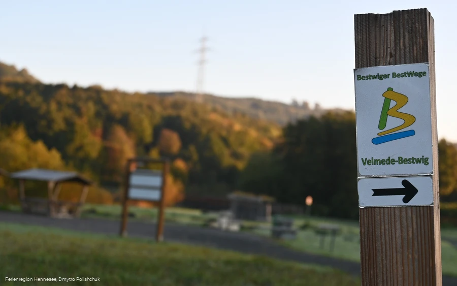 Wegweiser BestWeg Velmede-Bestwig an der Ruhraue