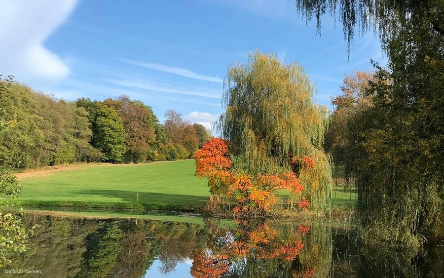 Farbenzauber im Frühherbst auf dem Golfplatz