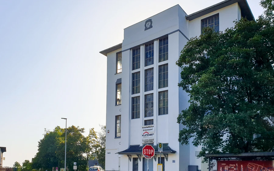 Strickwarenfabrik Brüser Straßenansicht_Caroline Unger.jpg