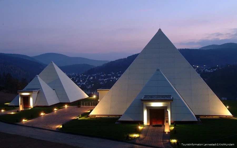 Blick auf die beleuchteten Sauerland-Pyramiden am Abend.