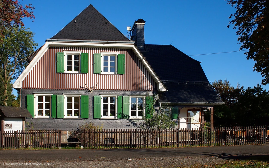 Blick von der Kohlenstraße auf das Forsthaus Hohenroth