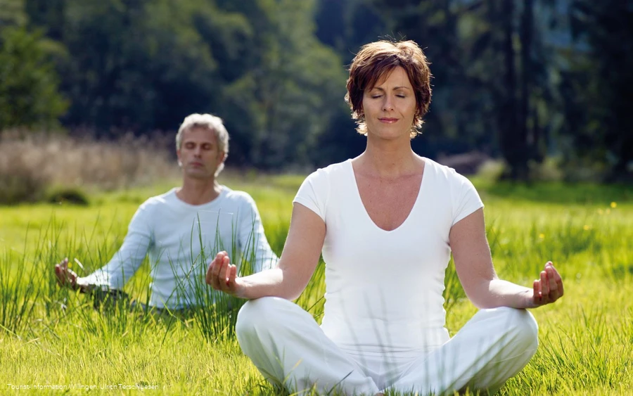 yoga-im-gras_c__imago_das_Bild_OHG_Ulrich_Terschluesen_tourist-information-willingen.jpg