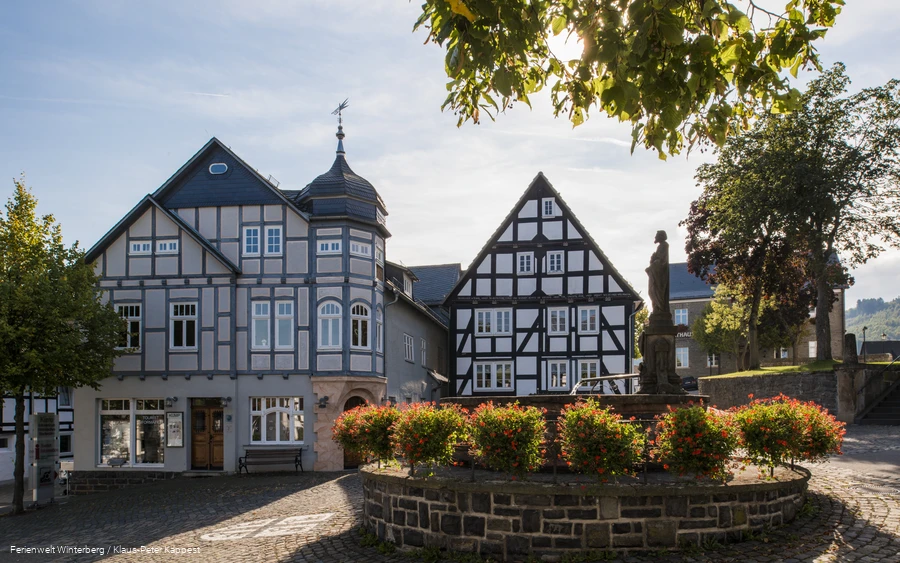 FerienweltWinterberg_2017_Hallenberg Ortsmitte Brunnen Kump Fachwerk Altstadt_Herbst_Klaus-Peter Kappest (5).jpg