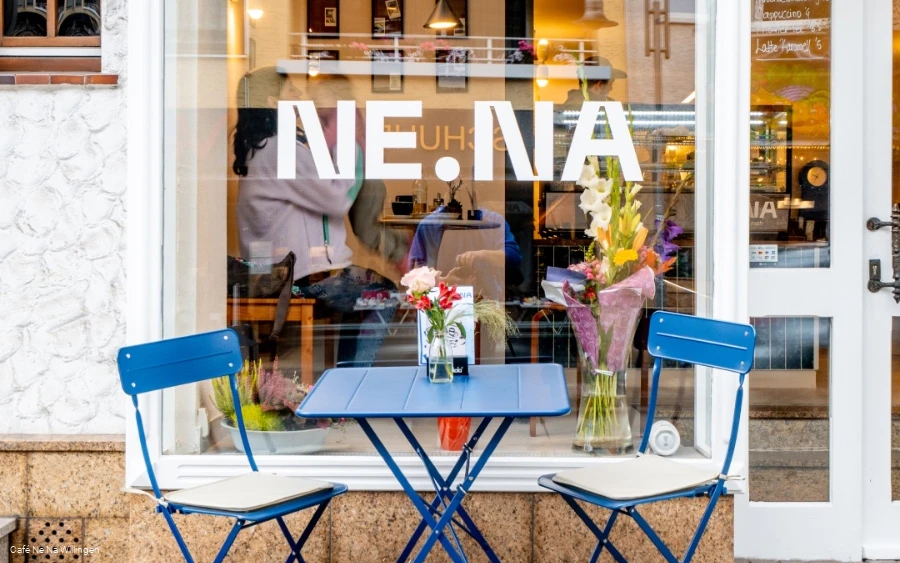 Blauer Tisch vor dem Café Ne.Na