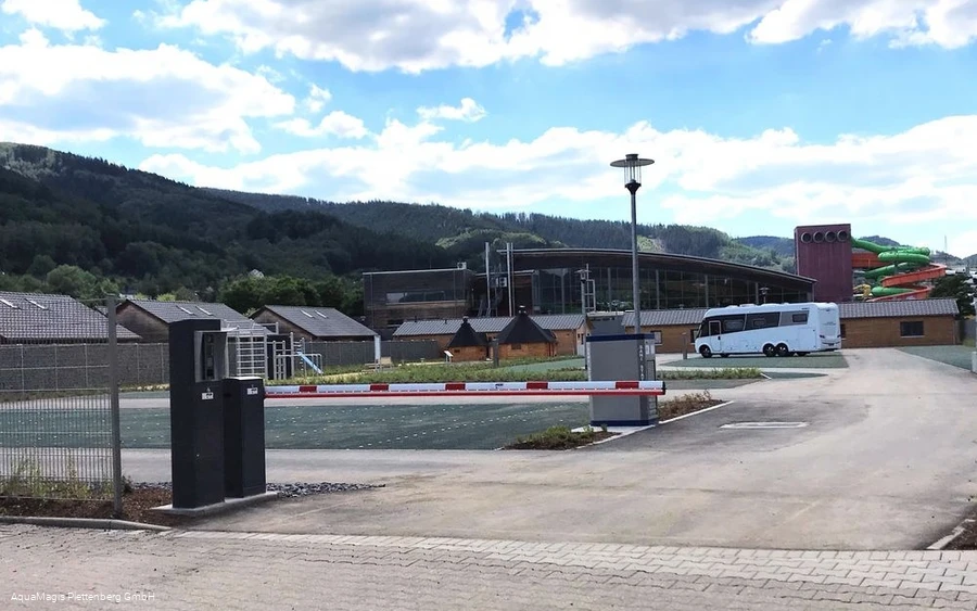 Einfahrt AquaMagis Wohnmobilstellplatz PREMIUM