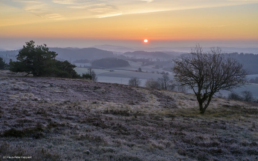 osterkopf-sonnenaufgang-blick-in-ferne_c__klaus-peter-kappest-sauerland-wanderdoerfer.jpg